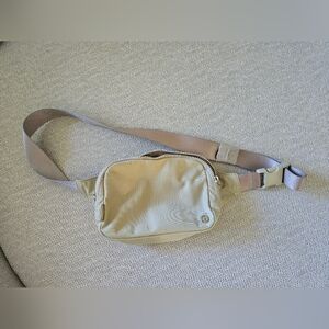 Everywhere Belt Bag Large 2L Colour Raw Linen Size O/S